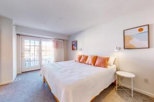 Ocean ViewにあるBayside at Bethany Lakes #143の大きな白いベッドと窓のある寝室 +40枚の写真