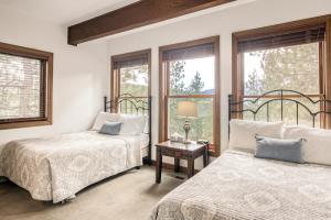 Кровать или кровати в номере Lookout Lodge