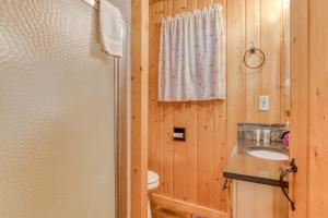 un bagno con lavandino e WC di Campfire Cabin on the River a Welches