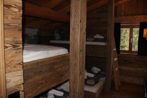 una camera con letto a castello in una baita di tronchi di Erezsässhütte a Klosters