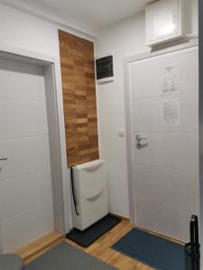 una puerta en una habitación con un aseo al lado en B3 Sneznik-Modern apartment en Vrnjačka Banja