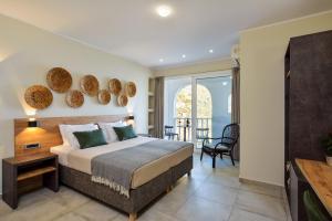 sypialnia z łóżkiem i balkonem w obiekcie Ilingas Mare w mieście Chora Sfakion