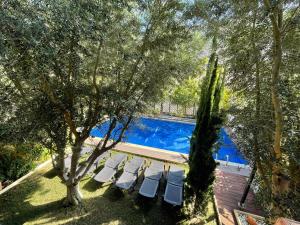 un gruppo di sedie a sdraio accanto a una piscina di Villa with private pool and beautiful garden a Los Cristianos