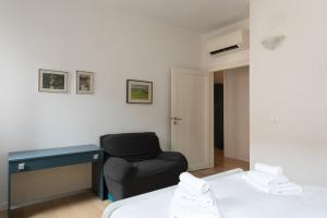 Habitación con cama, escritorio y silla. en Venice Lance with Lift, 2 minutes walk from the train station, en Venecia