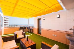 a waiting room with a yellow ceiling at Las Americas de LUX 98m2 in Playa Fañabe