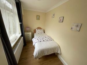 Una cama o camas en una habitación de Whole house cottage with parking and huge garden
