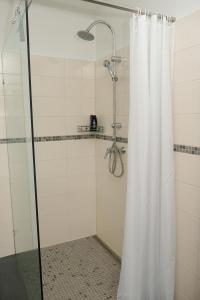 a shower with a white shower curtain in a bathroom at Saarlouis Innenstadt im Grünen in Saarlouis