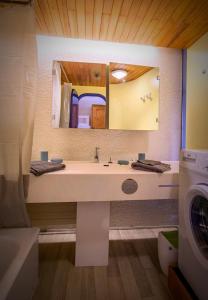 La salle de bains est pourvue d'un lavabo et d'un grand miroir. dans l'établissement les 3 marmottes - Les Arolles, à Bourg-Saint-Maurice