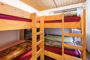 מיטה או מיטות קומותיים בחדר ב-Hochfügenblick-ski- und Wanderhütte