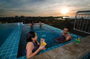 un gruppo di persone in piscina di C'haya Hotel a Kota Kinabalu