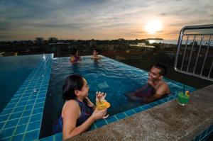 um grupo de pessoas numa piscina em C'haya Hotel em Kota Kinabalu