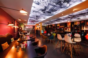 un restaurante con barra con mesas y sillas en Greet Hotel Lyon Confluence, en Lyon 33 fotos más