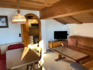 - un salon avec un canapé et une table dans l'établissement Appartement Oberlacken, à St. Johann in Tirol
