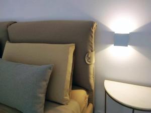 un sofá con almohadas junto a una mesa con lámpara en Dimora Cappellini, en Brindisi