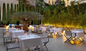 a group of tables with white tables and chairs at H10 Art Gallery 4* Sup in Barcelona