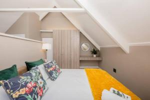 una camera da letto con un grande letto bianco e cuscini verdi di House w Pool, Fireplace, Braai a Città del Capo Altre 28 foto