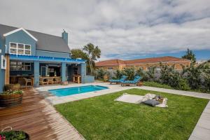 un cortile con piscina e una casa di House w Pool, Fireplace, Braai a Città del Capo