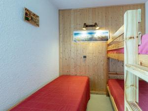 ヴァルモレルにあるAppartement Valmorel, 2 pièces, 5 personnes - FR-1-356-191の小さなお部屋で、二段ベッド2組が備わります。