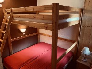 ヴァルモレルにあるAppartement Valmorel, 2 pièces, 6 personnes - FR-1-356-185の二段ベッド(赤いマットレス付)が備わる客室です。