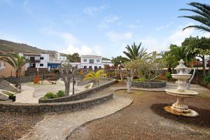 a park with a fountain and trees and buildings at Casa Marrero Arriba in La Guancha