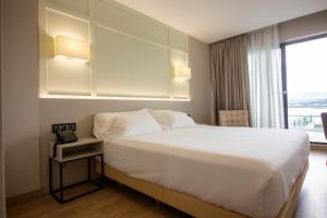 Una habitación de hotel con una cama y una ventana. en Oca Playa de Foz Hotel & Spa, en Foz 37 fotos más