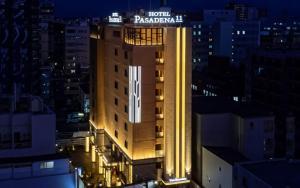 大宮市にあるHOTEL PASADENA 11の夜に屋根の上に看板が掲げられた建物