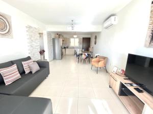 אזור ישיבה ב-NISSI 3 VIEW HOLIDAY 2 BEDROOM APARTMENT