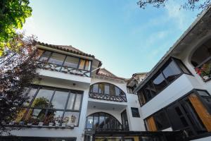 um grande edifício branco com janelas e varandas em Tika Wasi Casa Boutique em Cusco