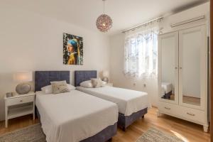 Postel nebo postele na pokoji v ubytování Split-Villas Dalmatica for 12