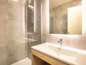 a bathroom with a sink and a shower at Vacanc&eacute;ole - R&eacute;sidence Le Beauregard in La L&eacute;ch&egrave;re