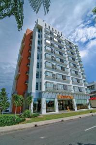 un grande edificio sul lato di una strada di C'haya Hotel a Kota Kinabalu