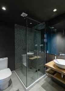 Et badeværelse på Ether Loft Suites