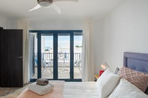 sypialnia z łóżkiem i widokiem na ocean w obiekcie Planta alta - Villa Arosa w mieście Playa Blanca
