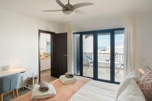 sypialnia z łóżkiem i widokiem na balkon w obiekcie Planta alta - Villa Arosa w mieście Playa Blanca +32 zdjęcia
