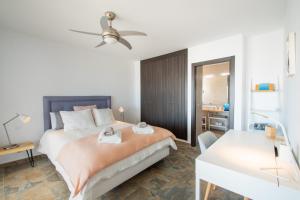 Łóżko lub łóżka w pokoju w obiekcie Planta alta - Villa Arosa
