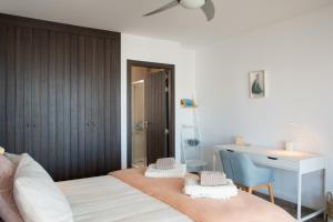 Łóżko lub łóżka w pokoju w obiekcie Planta alta - Villa Arosa