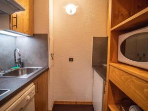 Appartement Valmorel, 1 pièce, 5 personnes - FR-1-356-197にあるキッチンまたは簡易キッチン