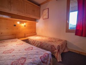 Appartement Valmorel, 2 pièces, 4 personnes - FR-1-356-226にあるベッド
