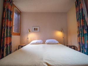 ヴァルモレルにあるAppartement Valmorel, 2 pièces, 4 personnes - FR-1-356-247のベッドルーム1室(大きな白いベッド1台、枕2つ付)