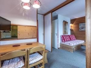 Appartement Valmorel, 1 pièce, 4 personnes - FR-1-356-241にあるシーティングエリア