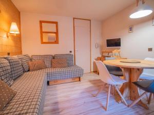 Appartement Valmorel, 2 pièces, 4 personnes - FR-1-356-266にあるシーティングエリア
