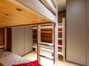 ヴァルモレルにあるAppartement Valmorel, 3 pièces, 6 personnes - FR-1-356-223の二段ベッドが備わる家の中にある部屋のベッド1台分です。