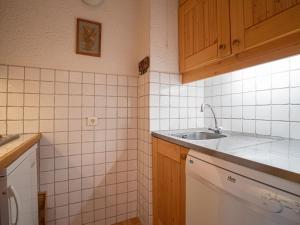 Appartement Valmorel, 3 pièces, 7 personnes - FR-1-356-281にあるキッチンまたは簡易キッチン