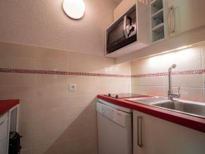 Appartement Valmorel, 1 pièce, 4 personnes - FR-1-356-287にあるキッチンまたは簡易キッチン