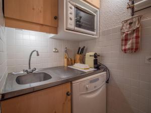 Appartement Valmorel, 3 pièces, 6 personnes - FR-1-356-216にあるキッチンまたは簡易キッチン