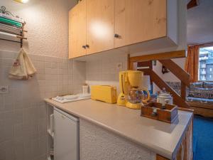 ヴァルモレルにあるAppartement Valmorel, 3 pièces, 6 personnes - FR-1-356-216の黄色の電化製品が付いたキッチンカウンター