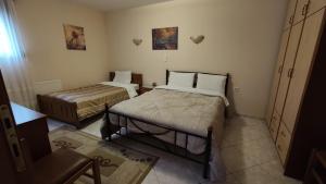 Posteľ alebo postele v izbe v ubytovaní Zisis Garden Studios