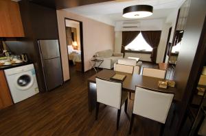 Kuchyň nebo kuchyňský kout v ubytování C'haya Hotel