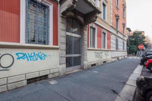 ulica z graffiti na boku budynku w obiekcie Loft Moderno in Dateo w Mediolanie