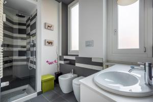 łazienka z umywalką, toaletą i prysznicem w obiekcie Loft Moderno in Dateo w Mediolanie
